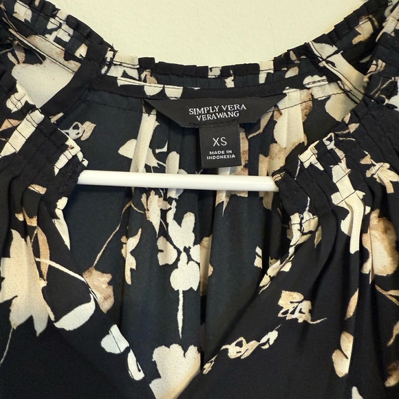 2/$30 Simply Vera Vera Wang - Black and Cream Floral Sleeveless Blouse - Picture 5 of 7